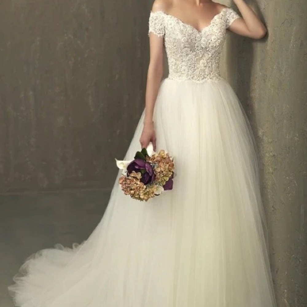 Adrianna Papell Carissa Wedding Dress NWT Size 8 Ivory Off-Shoulder Lace Tulle